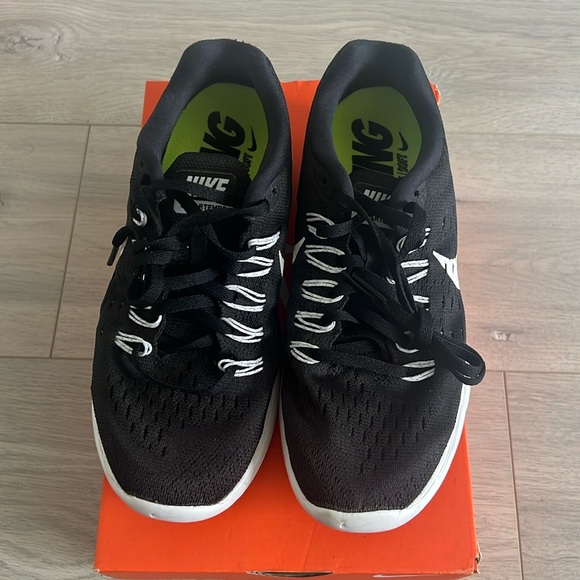 Women’s Nike running shoes - Picture 1 of 3